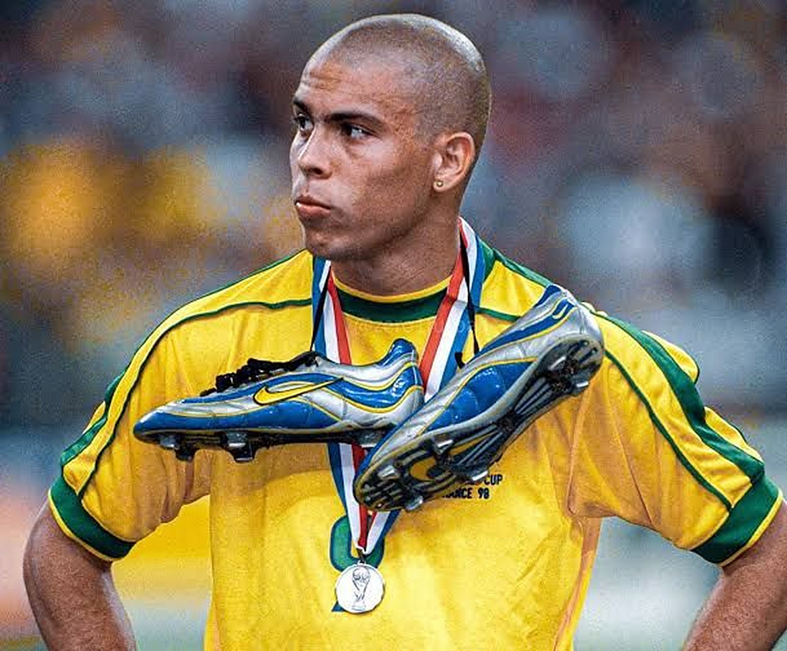 Ronaldo holding the 1998 World Cup runner-up medal
